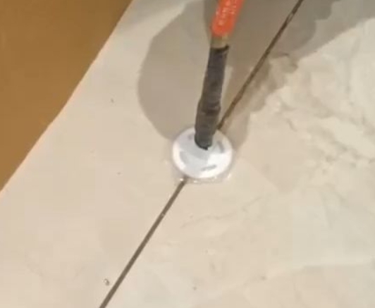 双鸭山市瓷砖空鼓维修公司专业解答瓷砖在铺贴过程中，如果没有涂抹均匀到位的粘结材料（如水泥砂浆或瓷砖胶），可能会导致以下问题